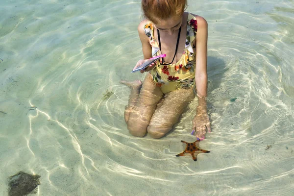 Fille Aux Cheveux Roux Bikini Assis Avec Des Étoiles Mer — Photo