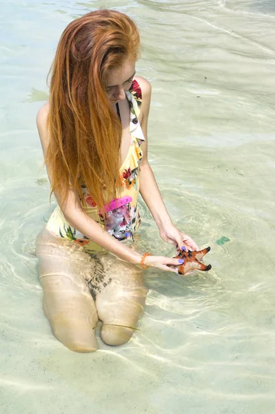 Chica Pelirroja Bikini Sentada Con Estrellas Mar Sosteniendo Coco Playa —  Fotos de Stock