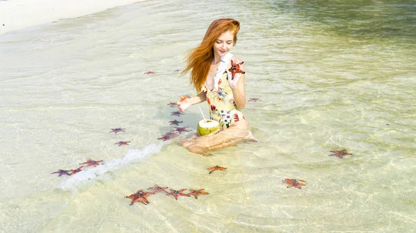 Chica Pelirroja Bikini Sentada Con Estrellas Mar Sosteniendo Coco Playa — Foto de Stock
