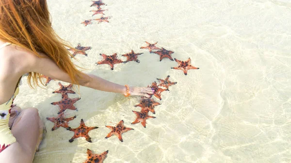 Menina Viagem Com Estrelas Mar Fazendo Coração Para Dia Dos — Fotografia de Stock