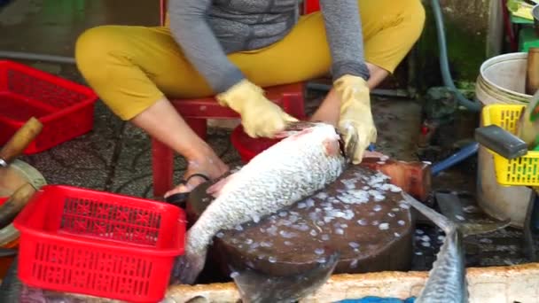 Вьетнамские Женщины Масштабируют Сырую Большую Рыбу Рынке Морепродуктов Вьетнама Куок — стоковое видео