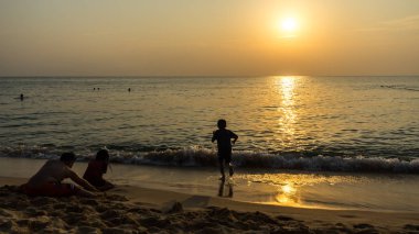 Çocuklar kumsalda güzel günbatımında oyun beach etkinlik Vietnam