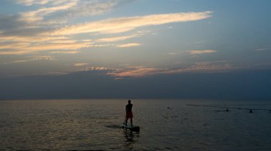 Vietnam Phu Quoc sahilde romantik günbatımı