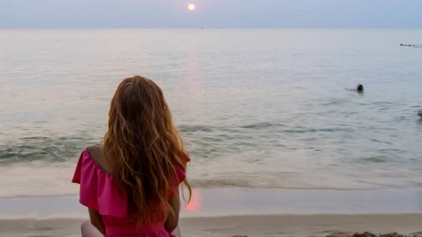 Travel Girl Long Red Hair Sitting Beach Beautiful View Sunset — Stock Photo, Image