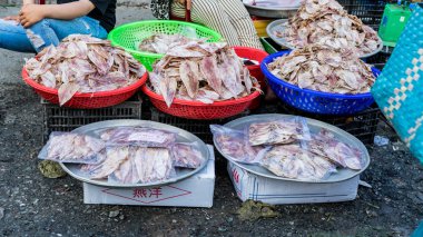 Kurutulmuş su ürünleri balık, Kuru Mürekkep veya calamaries ve Viietnam pazarda, Kuru karides çeşitleri