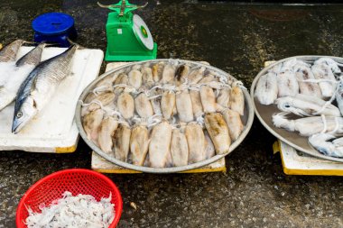 Taze balık Vietnam Phu Quoc Adası turizm kavramı içinde Asya Balık pazarı üzerinde büyük mürekkep plaka üzerinde