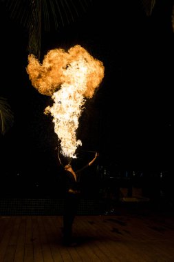 Bir sokak veya sirk performansı olarak yangın nefes yapıyor adam