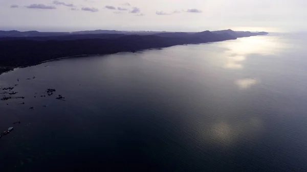 Güzel hava manzara plaj denizyıldızı Phu Quoc Adası Deniz, beyaz kum plaj ve avuç içi, turistik kavramı ile