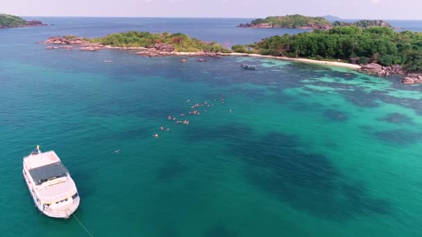 Nádherný Letecký Pohled Krásný Ostrov Bílým Pískem Křišťálově Čistou Vodou — Stock video
