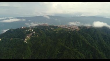 Flycamera Asya Parkı video da Nang şehir güzel kaleler dağın tepesinde ba na Hills dağ tesisi