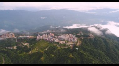 Flycamera Asya Parkı video da Nang şehir güzel kaleler dağın tepesinde ba na Hills dağ tesisi