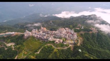 Flycamera Asya Parkı video da Nang şehir güzel kaleler dağın tepesinde ba na Hills dağ tesisi