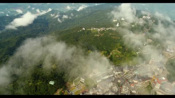 ナヒルズマウンテンリゾート Flycamera からアジアパークビデオのダナン市美しい城の山の頂上に — ストック動画