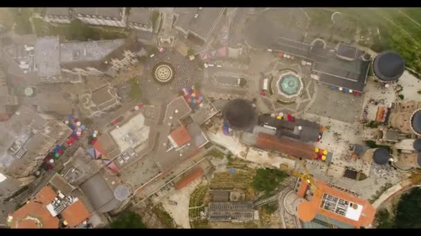 ナヒルズマウンテンリゾート Flycamera からアジアパークビデオのダナン市美しい城の山の頂上に — ストック動画