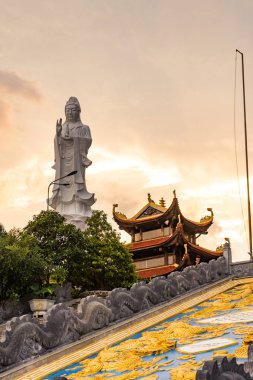 Phu Quoc adasında Ho Quoc Pagoda. Vietnam 'da güzel bir gün batımı içinde Lady Buddha Anıtı