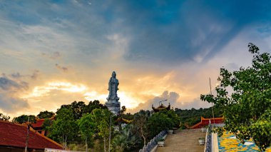  Phu Quoc adasında Ho Quoc Pagoda. Vietnam 'da güzel bir gün batımı içinde Lady Buddha Anıtı