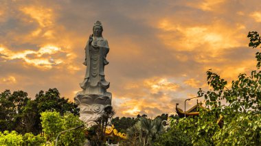  Phu Quoc adasında Ho Quoc Pagoda. Vietnam 'da güzel bir gün batımı içinde Lady Buddha Anıtı
