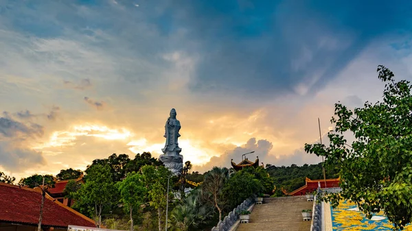  Phu Quoc adasında Ho Quoc Pagoda. Vietnam 'da güzel bir gün batımı içinde Lady Buddha Anıtı