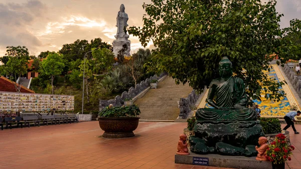  Phu Quoc adasında Ho Quoc Pagoda. Vietnam 'da güzel bir gün batımı içinde Lady Buddha Anıtı