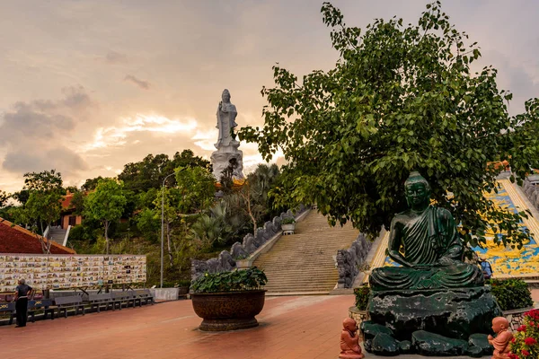  Phu Quoc adasında Ho Quoc Pagoda. Vietnam 'da güzel bir gün batımı içinde Lady Buddha Anıtı