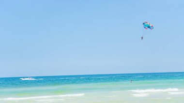 Güzel mavi deniz ve paraşüt, kristal berraklığında deniz ve palmiye ile beyaz kum ile tropikal plaj arka plan