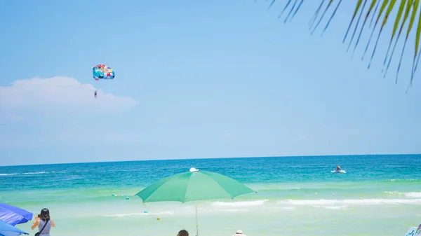 Tropické Plážové Pozadí Nádherným Modrým Mořem Padákem Křišťálově Průzračné Moře — Stock fotografie