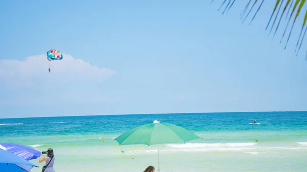 Tropikalny Tle Plaży Pięknym Błękitnym Morzem Spadochron Krystalicznie Czyste Morze — Zdjęcie stockowe