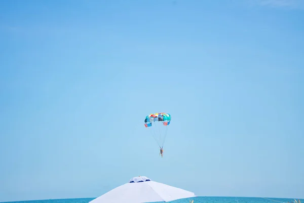 Tropischer Strandhintergrund Mit Wunderschönem Blauen Meer Und Fallschirm Kristallklarem Meer — Stockfoto