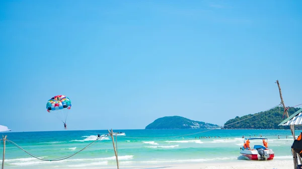 Tropischer Strandhintergrund Mit Wunderschönem Blauen Meer Und Fallschirm Kristallklarem Meer — Stockfoto