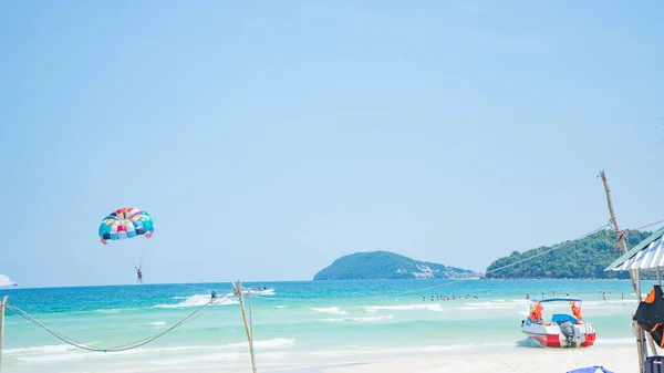 Fondo Playa Tropical Con Hermoso Mar Azul Paracaídas Mar Cristalino —  Fotos de Stock