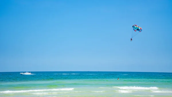 Tropische Strand Achtergrond Met Prachtige Blauwe Zee Parachute Kristalheldere Zee — Stockfoto