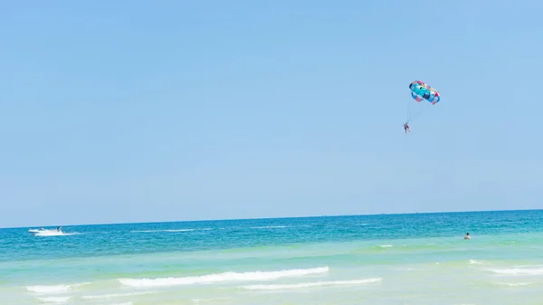 热带海滩背景与美丽的蓝色大海和降落伞 清澈的大海和白色的沙滩与棕榈树 — 图库照片