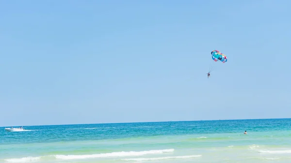 Tropische Strand Achtergrond Met Prachtige Blauwe Zee Parachute Kristalheldere Zee — Stockfoto