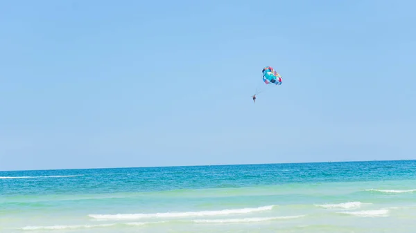 Tropische Strand Achtergrond Met Prachtige Blauwe Zee Parachute Kristalheldere Zee — Stockfoto