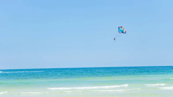 Tropische Strand Achtergrond Met Prachtige Blauwe Zee Parachute Kristalheldere Zee — Stockfoto