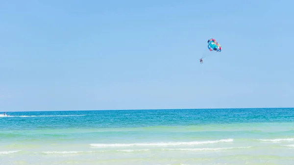 Tropische Strand Achtergrond Met Prachtige Blauwe Zee Parachute Kristalheldere Zee — Stockfoto