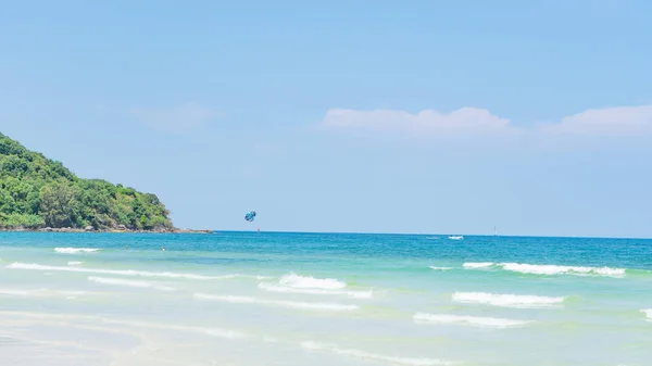 Tropischer Strandhintergrund Mit Wunderschönem Blauen Meer Und Fallschirm Kristallklarem Meer — Stockfoto