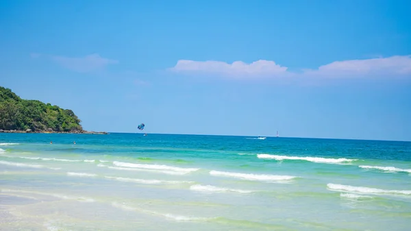 Fondo Playa Tropical Con Hermoso Mar Azul Paracaídas Mar Cristalino —  Fotos de Stock