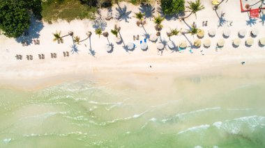 Sao plajında Phu Quoc adasında beyaz kum ve kristal berraklığında su ile plaj için güzel havadan görünüm