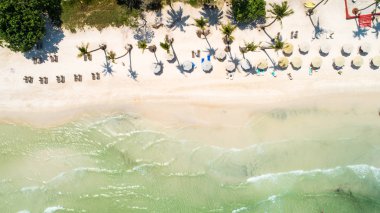 Sao plajında Phu Quoc adasında beyaz kum ve kristal berraklığında su ile plaj için güzel havadan görünüm