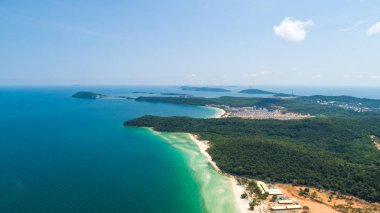 Sao plajında Phu Quoc adasında beyaz kum ve kristal berraklığında su ile plaj için güzel havadan görünüm