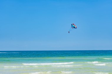 Güzel mavi deniz ve paraşüt ile tropikal plaj arka plan, Phu quc Sao plajında palmiye ile kristal berraklığında deniz ve beyaz kum