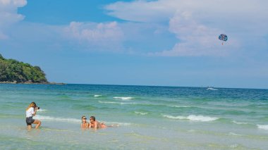Phu Quoc Adası Sao Beach güzel plajda çift romantik fotoğraf oturumu, Nisan 1, 2019
