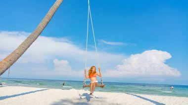 Phu Quoc Adası Vietnam beyaz kum ve kristal su ile beautifyl plajda sallanan bikini kırmızı saçlı kız, seyahat konsepti