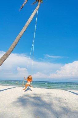 Phu Quoc Adası Vietnam beyaz kum ve kristal su ile beautifyl plajda sallanan bikini kırmızı saçlı kız, seyahat konsepti