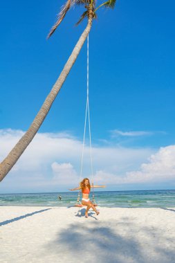 Phu Quoc Adası Vietnam beyaz kum ve kristal su ile beautifyl plajda sallanan bikini kırmızı saçlı kız, seyahat konsepti