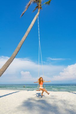 Phu Quoc Adası Vietnam beyaz kum ve kristal su ile beautifyl plajda sallanan bikini kırmızı saçlı kız, seyahat konsepti