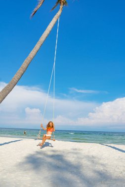 Phu Quoc Adası Vietnam beyaz kum ve kristal su ile beautifyl plajda sallanan bikini kırmızı saçlı kız, seyahat konsepti