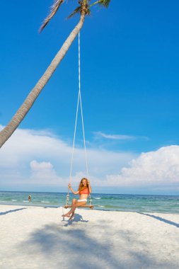 Phu Quoc Adası Vietnam beyaz kum ve kristal su ile beautifyl plajda sallanan bikini kırmızı saçlı kız, seyahat konsepti