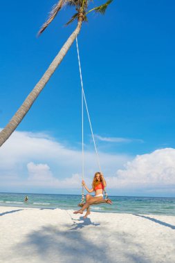 Phu Quoc Adası Vietnam beyaz kum ve kristal su ile beautifyl plajda sallanan bikini kırmızı saçlı kız, seyahat konsepti
